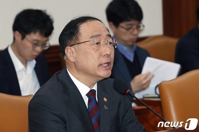 홍남기 경제부총리 겸 기획재정부 장관이 4일 오전 서울 종로구 정부서울청사에서 열린 ‘제9차 경제활력대책회의’에서 모두발언을 하고 있다. 2019.3.4/뉴스1 © News1