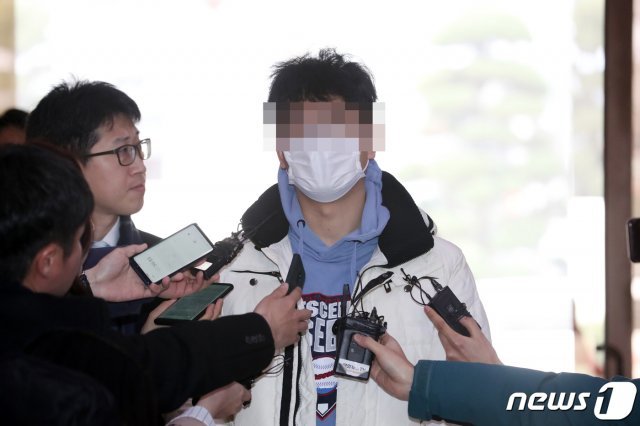 버닝썬 클럽 공동대표 이 모씨 등의 지시로 현직 경찰관들에게 돈을 전달한 혐의를 받는 이 모씨가 4일 서울 종로구 서울지방경찰청으로 출석하고 있다. 2019.3.4/뉴스1