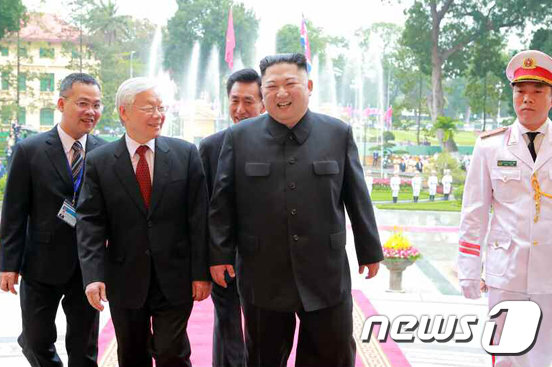 김정은 북한 국무위원장이 응우옌 푸 쫑 공산당 서기장겸 국가주석과의 정상회담을 위해 베트남 하노이 주석궁을 찾은 모습을 노동신문이 2일 보도했다.(노동신문) /뉴스1