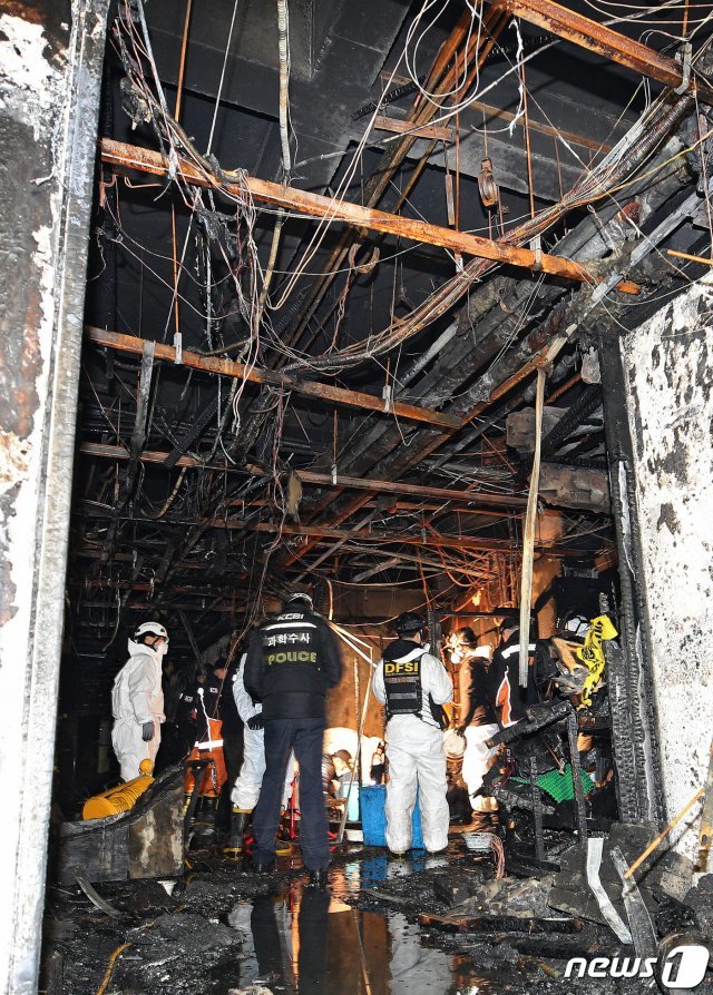 지난달 19일 오전 불이 나 90여명의 사상자를 낸 대구 중구 포정동 주상복합아파트 건물 4층 남자목욕탕 발화추정 지점에서 관련 기관의 합동감식이 진행되고 있다. 2019.2.19/뉴스1 DB © News1