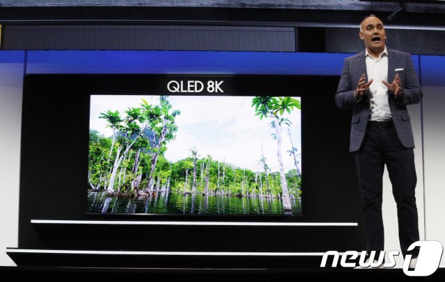 삼성전자가 지난 1월 미국 라스베이거스에서 열린 가전박람회 ‘CES 2019’에서 최초 공개한 98인치 QLED 8K TV의 모습/뉴스1 © News1