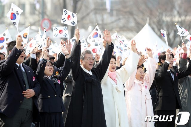 문재인 대통령과 부인 김정숙 여사를 비롯한 내빈들이 1일 오전 서울 광화문광장에서 열린 제100주년 3.1절 기념식에서 만세삼창을 하고 있다. (청와대 제공).2019.3.1/뉴스1