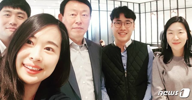 신동빈 회장이 4일 점심 식사를 위해 롯데월드타워 지하에 위치한 구내 식당을 찾았다가 롯데지주 직원들과 ‘셀카’를 찍고 있다. (사진제공=롯데지주) © 뉴스1