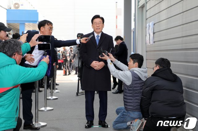 4일 수원지법 성남지원에서 이재명 경기도지사의 ‘친영 강제진단’ 7차 공판이 진행되고 있다. 사진은 지난달 28일 6차 공판에 출석한 이 지사의 모습.2019.2.28/뉴스1 © News1