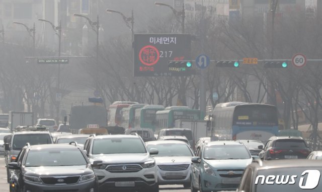 경기 중부권역에 한때 초미세먼지 경보가 발령된 4일 오후 경기도 수원시 영통구의 거리에 설치된 전광판에 미세먼지 주의보를 알리는 문구가 적혀있다. 2019.3.4/뉴스1