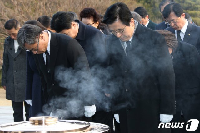 황교안 자유한국당 신임 대표를 비롯한 지도부가 28일 오전 서울 동작구 국립서울현충원을 찾아 현충탑에 참배하고 있다. 2019.2.28/뉴스1 © News1