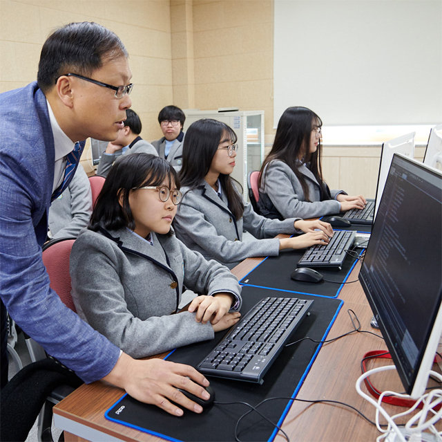 4일 서울 은평구 세명컴퓨터고등학교에 개설된 ‘P-테크’ 인공지능(AI) 소프트웨어학과의 첫 수업 모습. P-테크는 고교 3년과 전문대 2년 통합 과정으로 한국IBM과 교육부 등의 지원을 받아 도입됐다. 한국IBM 제공