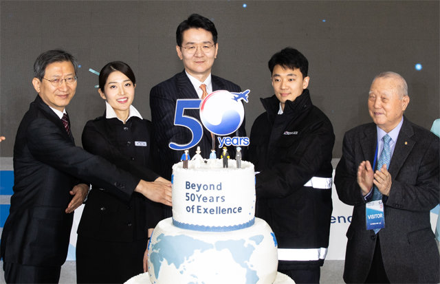 조원태 대한항공 사장(가운데)과 임직원들이 4일 서울 강서구 하늘길 대한항공 본사 격납고에서 열린 창립 50주년 기념식에서 기념 케이크를 자르고 있다. 대한항공 제공