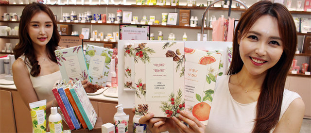 이마트가 지난해 화장품 기업 제이준코스메틱과 손잡고 내놓은 마스크팩 상품. 이마트를 비롯한 대형마트들은 최근 남녀노소가 구매하는 대중 화장품으로 떠오른 마스크팩을 공격적으로 선보이고 있다. 이마트 제공