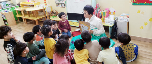 지난해 4월 경북 포항시 북구의 한 어린이집에서 이점순 할머니가 아이들에게 옛날이야기를 들려주고 있다. 경북도 제공