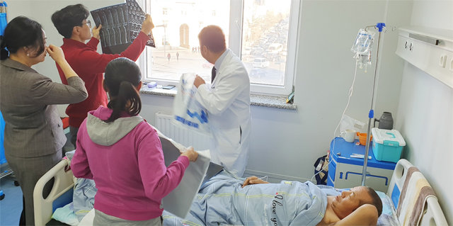 몽골 지역 외국인 환자 유치를 위해 2015년부터 지속된 충북도 의료기관들의 노력이 결실을 맺어가고 있다. 사진은 지난해 11월 몽골 그린병원을 찾은 하나병원 의료진이 협진하는 모습. 충북도 제공