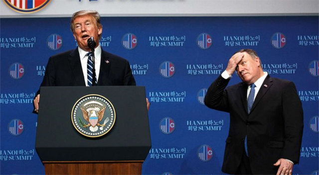 도널드 트럼프 미국 대통령(왼쪽)과 이마에 손을 얹은 마이크 폼페이오 미 국무장관. ABC방송 웹사이트