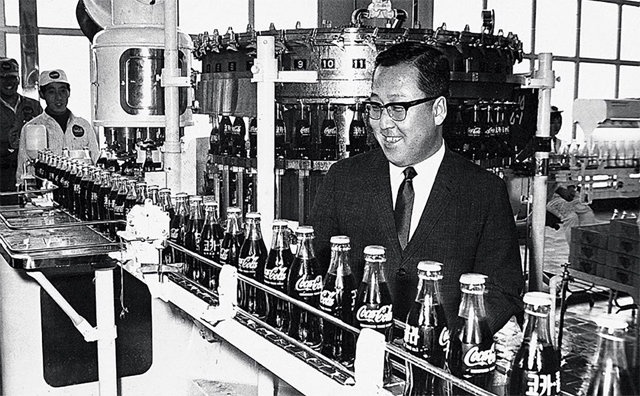3일 타계한 고 박용곤 두산그룹 명예회장이 1968년 6월 서울 금천구 두산로 옛 한양식품(두산음료 전신) 공장에서 국내에서 처음 생산된 코카콜라 제품 라인을 둘러보고 있다.