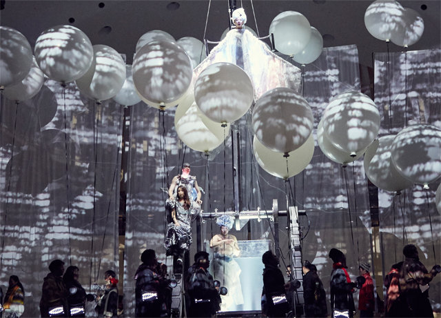 아트센터인천에서 1일 공연된 라 푸라 델스 바우스의 ‘천지창조’는 정밀한 앙상블에 볼거리가 곁들여진 풍성한 감각의 향연을 제공했다. PRM 제공