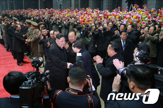 북미정상회담 및 4박 5일간의 베트남 방문 일정을 마친 김정은 북한 국무위원장이 5일 새벽 평양에 도착했다고 노동신문이 보도했다. (노동신문) 2019.3.5/뉴스1