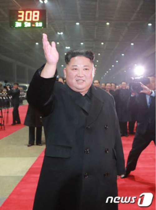 북미정상회담 및 4박 5일간의 베트남 방문 일정을 마친 김정은 북한 국무위원장이 5일 새벽 평양에 도착해 손을 흔드는 모습을 노동신문이 보도했다. (노동신문) 2019.3.5/뉴스1
