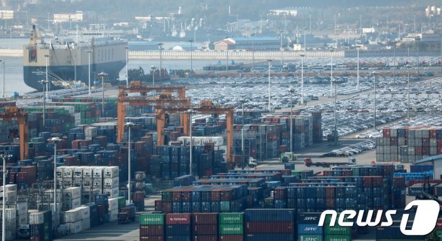 경기도 평택항 수출 야적장에 자동차와 컨테이너가 쌓여 있다.2018.10.25/뉴스1 © News1