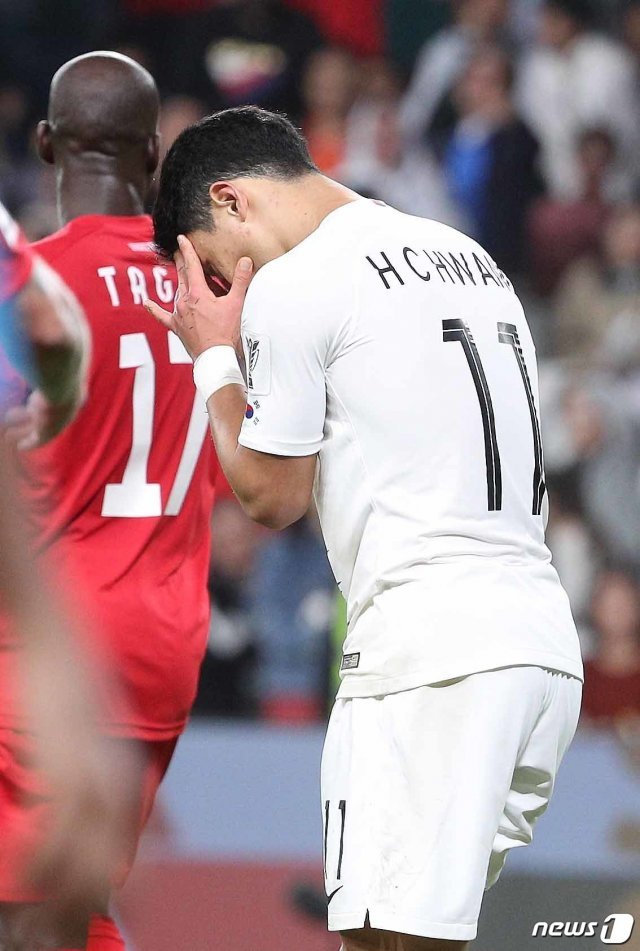 부상에서 돌아온 지 얼마 되지 않은 황희찬이 또 쓰러졌다.  © News1