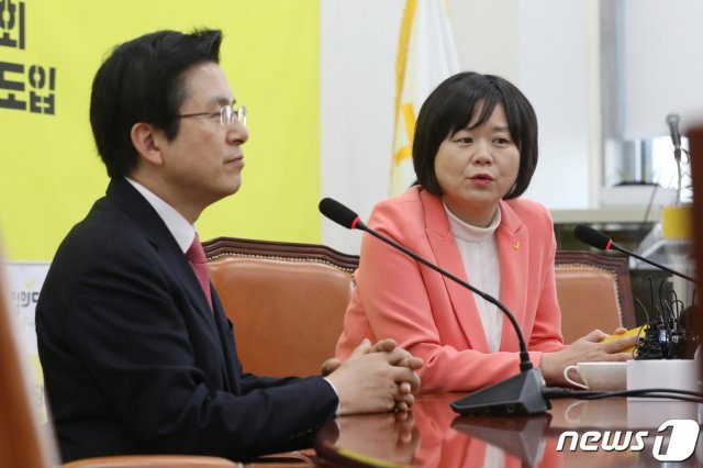 이정미 정의당 대표(오른쪽)가 4일 국회에서 황교안 자유한국당 대표와 만나 대화를 나누고 있다. 2019.3.4/뉴스1 © News1