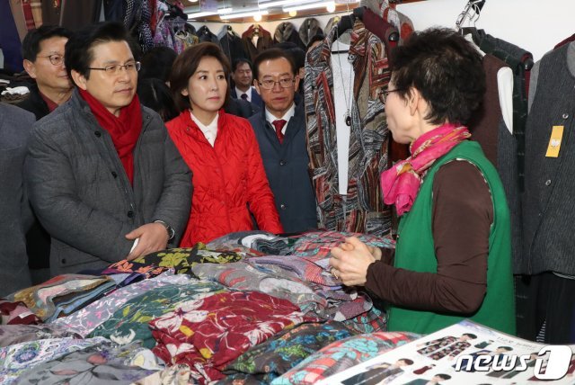 황교안 자유한국당 대표와 나경원 원내대표 등이 5일 오전 서울 중구 남대문시장에서 상인과 시장경기에 대해 대화를 하고 있다. 2019.3.5/뉴스1 © News1