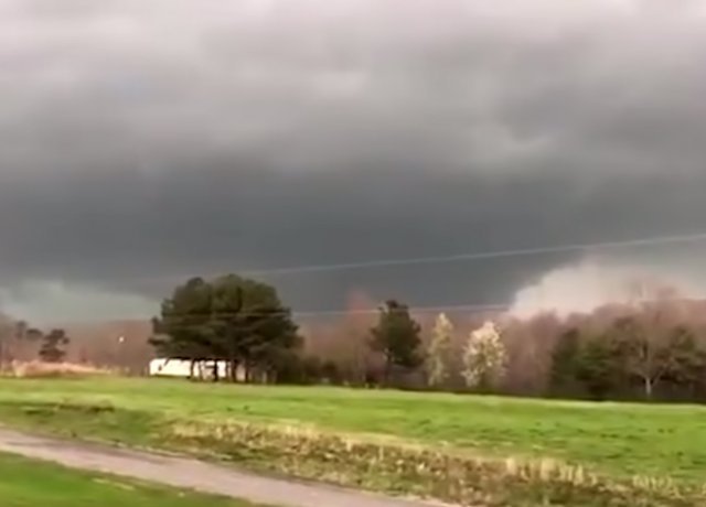 최소 23명 사망 美 토네이도, 시속 274km 강풍 동반…보안관 “생애 최악”/유튜브 캡처.