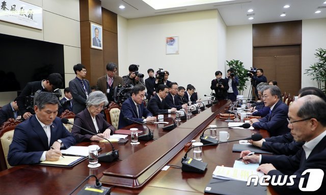 문재인 대통령이 4일 오후 청와대 여민관 소회의실에서 2019년도 제1차 국가안전보장회의(NSC)를 주재하고 있다. (청와대 제공) 2019.3.4/뉴스1