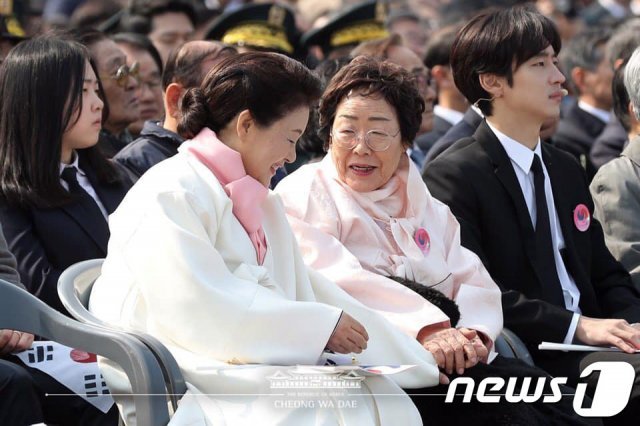 지난 1일 서울 광화문 광장에서 열린 제100주년 3.1절 기념식에서 이용수 일본군 위안부 피해자 할머니가 자신이 끼던 가락지를 빼어 문재인 대통령 부인 김정숙 여사 손에 끼어준 후 손을 잡고 있다. (청와대 페이스북) 2019.3.3/뉴스1