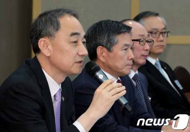 왕정홍 방위사업청장이 14일 오전 서울 용산구 국방컨벤션에서 열린 방산업체 CEO 간담회에서 인사말을 하고 있다. 2018.12.14/뉴스1 © News1