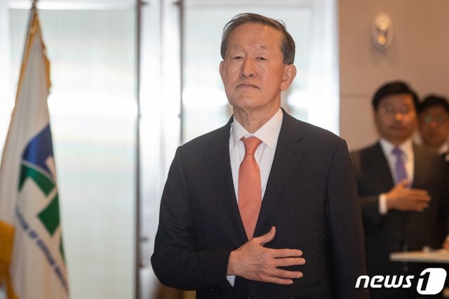 허창수 전국경제인연합회 회장이 지난 2월서울 여의도 전경련 컨퍼런스센터에서 열린 제58회 정기총회에서 국민의례를 하고 있다. 2019.2.27/뉴스1 © News1