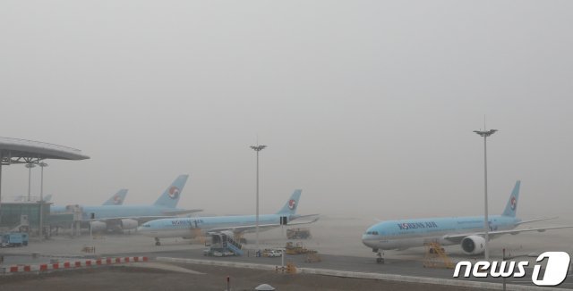 최악의 미세먼지가 전국을 강타한 5일 오전 인천국제공항 계류장이 뿌옇다. /뉴스1 © News1