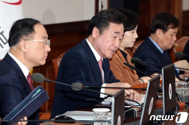 이낙연 총리가 국무회의에서 의사봉을 두드리고 있다.