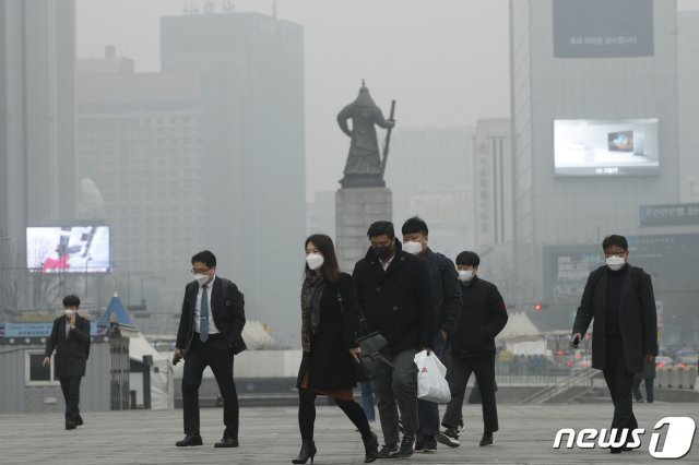 서울의 초미세먼지 농도가 세제곱미터당 160 마이크로그램까지 치솟으면서 역대 최고 수치를 기록한 5일 오전 광화문 광장에서 마스크를 쓴 시민들이 출근길을 서두르고 있다. 2019.3.5/뉴스1 © News1