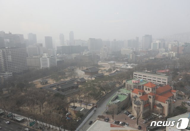 서울과 수도권지역에 미세먼지 비상저감조치가 닷새째 시행된 5일 오전 서울 도심이 희뿌옇게 보이고 있다. 2019.3.5/뉴스1 © News1
