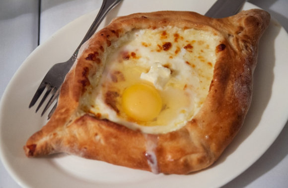 화덕으로 구운 치즈 빵 ‘하차푸리’. 사진제공=보물섬투어