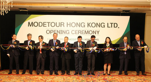 모두투어의 홍콩법인 설립 기념행사에서 한옥민 부회장(오른쪽 다섯번째)을 비롯한 참석자들이 테이프 커팅을 하고 있다. 사진제공|모두투어