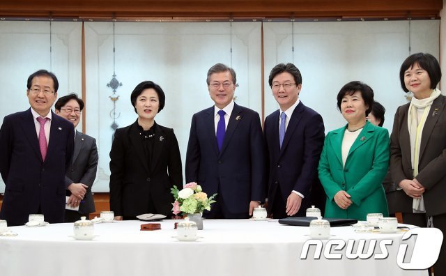 문재인 대통령이 지난해 3월7일 청와대에서 여야 5당 대표 초청 오찬 회동에 앞서 기념촬영을 하고 있다. /뉴스1 © News1