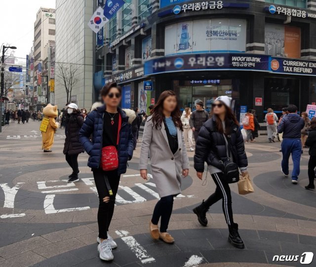 초미세먼지 경보가 발령된 5일 오후 서울 명동에서 중국인 관광객들이 마스크를 쓰지 않은 채 관광하고 있다. /뉴스1 © News1