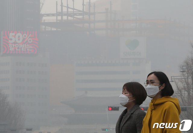 최악의 미세먼지가 이어진 5일 오후 서울 중구 서울광장 일대에서 마스크를 쓴 시민이 길을 걷고 있다. . 2019.3.5/뉴스1 © News1