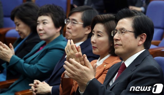 황교안 자유한국당 대표, 나경원 원내대표 등이 5일 서울 여의도 국회에서 열린 의원총회에서 최고위원 당선자 인사말을 들으며 박수를 치고 있다. 2019.3.5/뉴스1 © News1