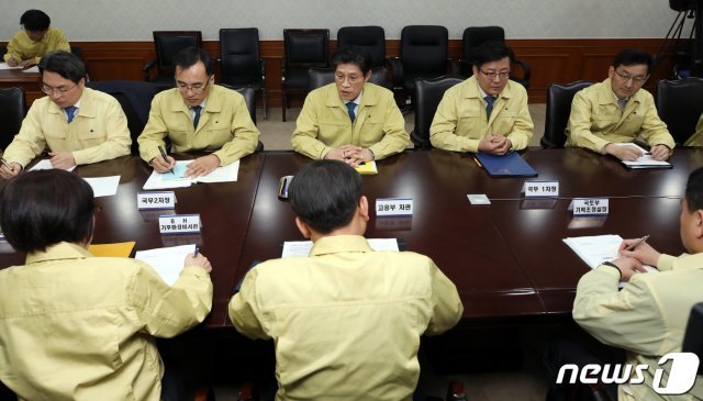 노형욱 실장이 미세먼지 관련 긴급 차관회의에서 모두발언을 하고 있다.