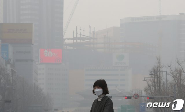 최악의 미세먼지가 이어진 5일 오후 서울 중구 서울광장 일대에서 마스크를 쓴 시민이 길을 걷고 있다. . 2019.3.5/뉴스1 © News1