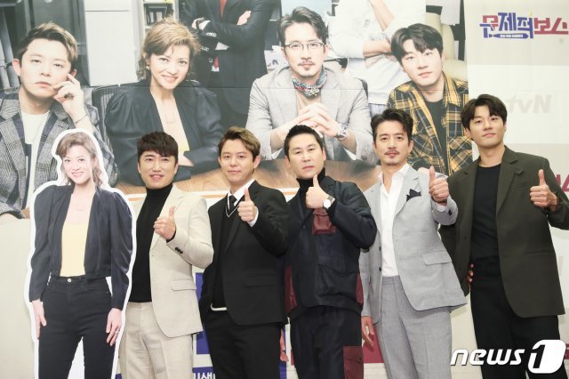 장동민(왼쪽부터), 토니안, 신동엽, 정준호, 이천희가 4일 서울 마포구 상암동 스탠포드 호텔에서 열린 tvN ‘문제적 보스’ 제작발표회에 참석해 포즈를 취하고 있다. 2019.3.4/뉴스1 © News1