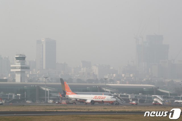 제주지역에 첫 미세먼지 비상저감조치가 시행된 5일 오전 제주시 제주국제공항과 제주도심이 희뿌옇게 보이고 있다.2019.3.5/뉴스1 © News1
