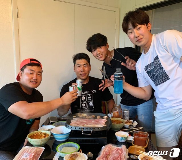 최지만,  강정호, 박효준, 배지환이 한 자리에 모여 삼겹살을 먹고 있다(배지환 인스타그램)© 뉴스1