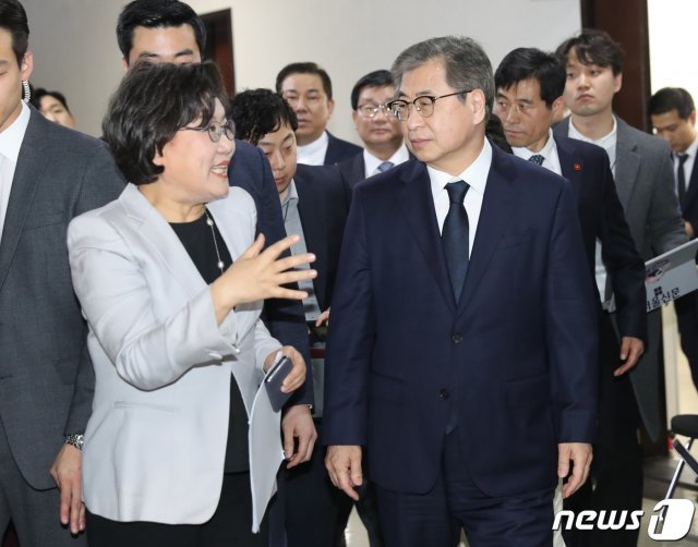 이혜훈 정보위원장과 서훈 국가정보원장이 5일 오후 서울 여의도 국회에서 열린 정보위원회 전체회의에 참석하고 있다. 서훈 국정원장은 이날 전체회의에서 베트남 하노이에서 열린 북·미 2차 정상회담 결과와 관련해 보고할 것으로 알려졌다. 2019.3.5/뉴스1 © News1