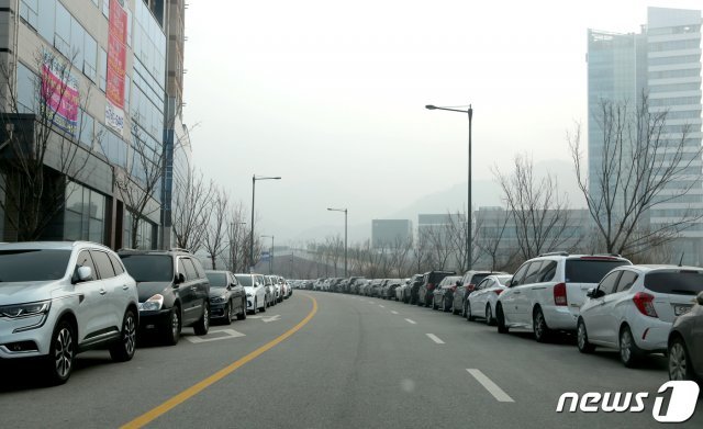 미세먼지 비상저감조치가 시행된 5일 강원 원주 혁신도시 내 도로변에 ‘짝수’차량들이 줄지어 주차돼 있다. 2019.3.5/뉴스1 © News1 노정은 기자