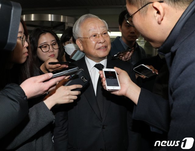 손경식 경영자총연합회(경총) 회장이 5일 오후 서울 종로구 서울대학교병원 장례식장에 마련된 박용곤 두산 명예회장 빈소 조문을 마치고 장례식장을 나서며 취재진의 질의에 답하고 있다. 2019.3.5/뉴스1 © News1
