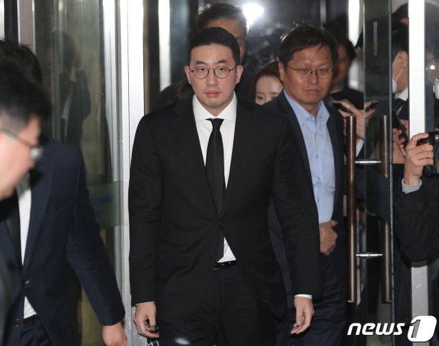 구광모 LG 회장이 5일 오후 서울 종로구 서울대학교병원 장례식장에 마련된 박용곤 두산 명예회장 빈소 조문을 마친 후 빈소를 나서고 있다. 2019.3.5/뉴스1 © News1