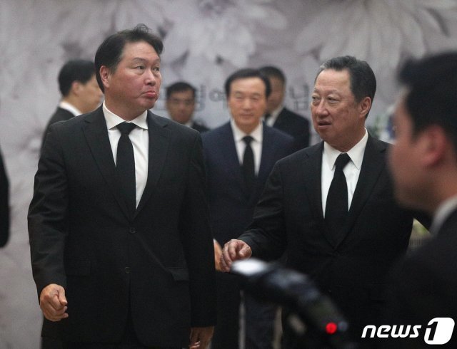 최태원 SK 회장이 5일 오후 서울 종로구 서울대학교병원 장례식장에 마련된 박용곤 두산 명예회장 빈소 조문을 마치고 장례식장을 나서고 있다. 2019.3.5/뉴스1 © News1