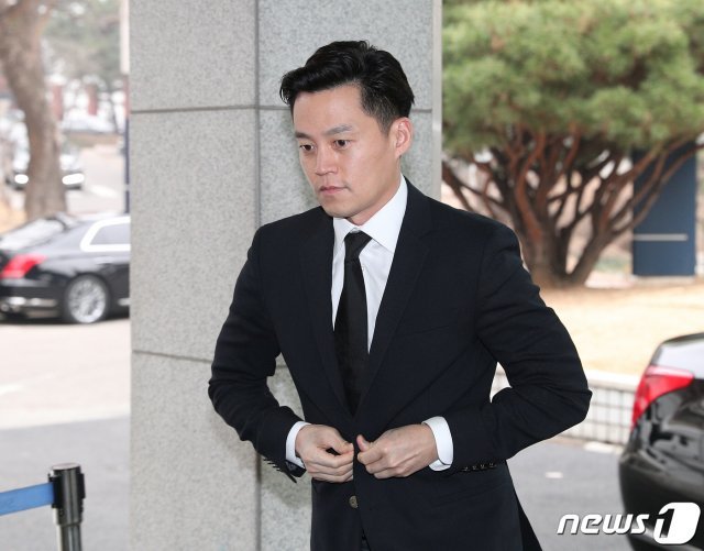 배우 이서진이 5일 오후 서울 종로구 서울대학교병원 장례식장에 마련된 박용곤 두산 명예회장 빈소 조문을 하기 위해 장례식장으로 들어서고 있다. 2019.3.5/뉴스1 © News1